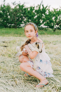 小山羊在户外农场的小女孩爱与关怀乡村动物快乐的孩子山羊图片