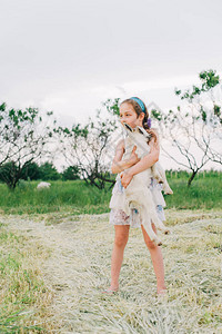 小山羊在户外农场的小女孩爱与关怀乡村动物快乐的孩子山羊图片