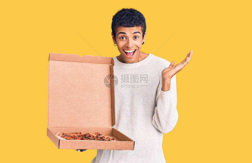 年轻非洲美国人拿着送外卖披萨盒的比萨饼盒图片