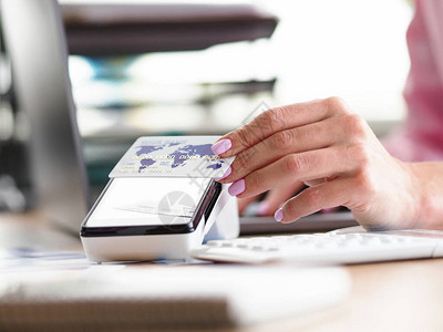 女手应用非接触式支付卡收单行评估业务在全球范围内使用银行卡返现卡图片