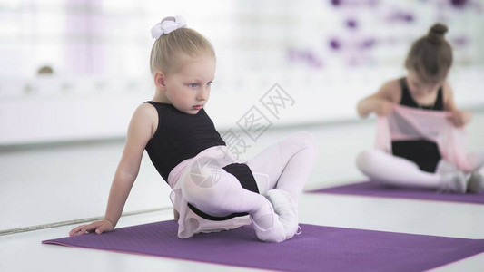 女孩在芭蕾学校展露和做运动的小女背景图片