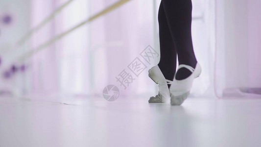 芭蕾舞女演员的舞蹈在演播室里穿着足尖鞋跳舞的女芭蕾舞演员照片图片