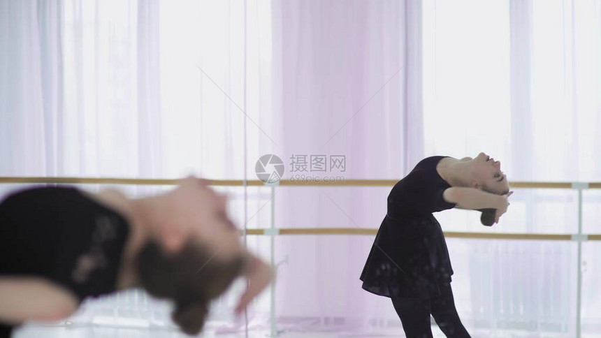 年轻芭蕾舞者在大窗口背景上跳舞图片