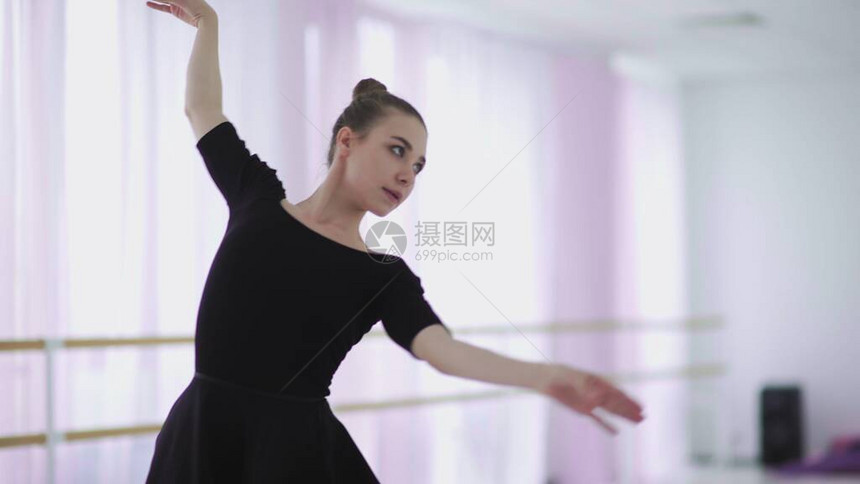 黑包舞中专业芭蕾舞者在大型训练图片
