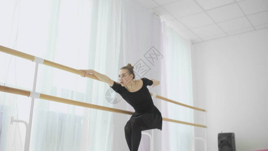 白色工作室的古典芭蕾图片