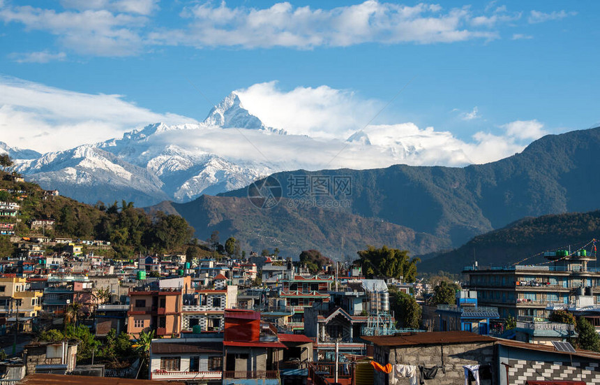 波克拉市风景与Annapurna山脉图片
