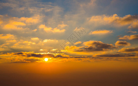 晨光闪耀着蓝色多云的背景图片