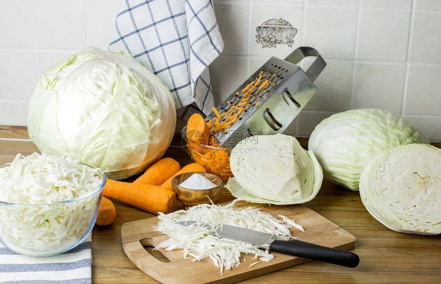 腌白菜的配料厨房桌子上切好的卷心菜胡萝卜图片