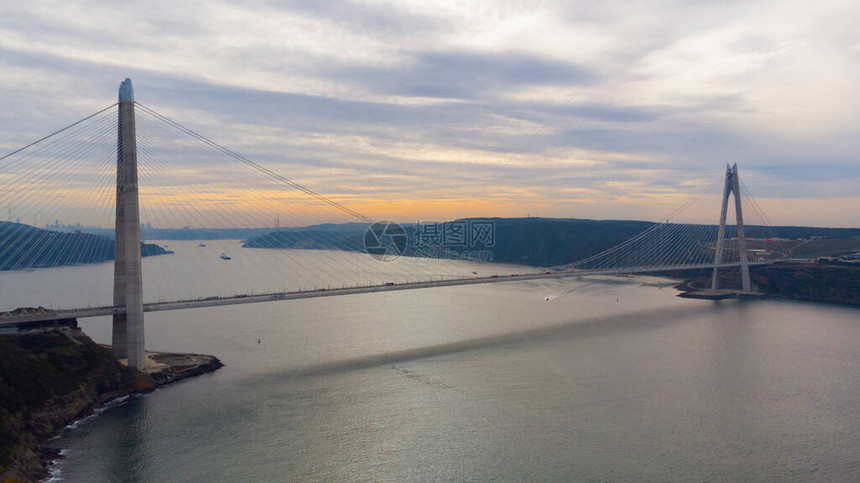 伊斯坦布尔亚武兹苏丹塞利姆桥的天线特大城市冠状全面封锁期间空荡的街道最长的铁路悬索桥之一桥塔图片