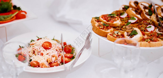 餐饮奶酪下的番茄和盘子上美味的三明治图片