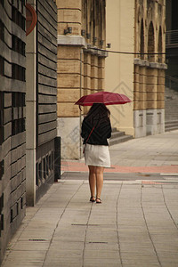 雨中撑伞行走图片