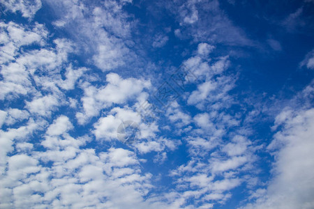 蓝色的云层背景美丽的风景图片