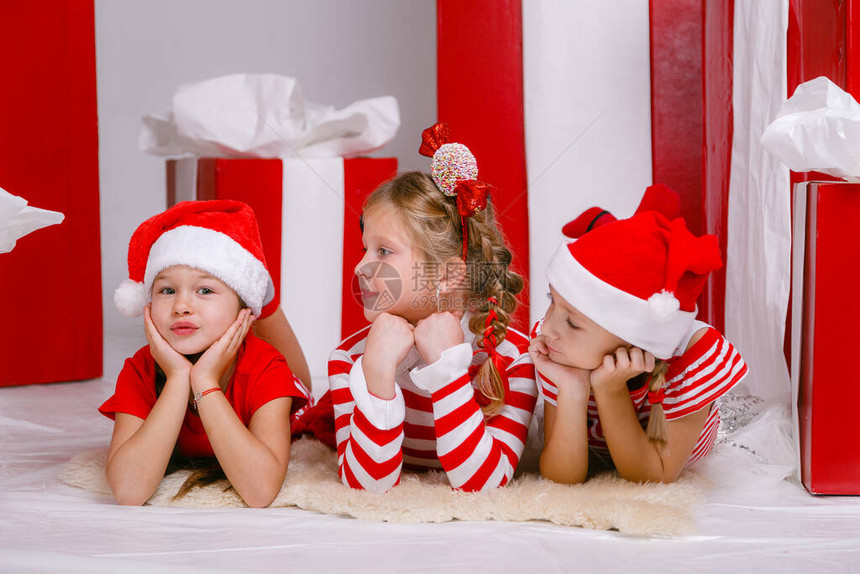 三个迷人的女孩享受节日气氛在新年和圣诞节前夕我希望我是圣诞老图片
