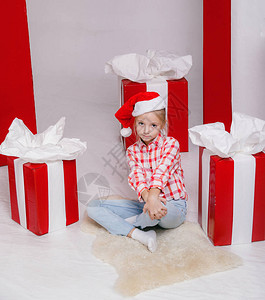 快乐的精灵孩子微笑着准备在圣诞夜帮忙的画像图片