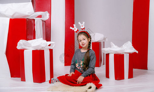 快乐的精灵孩子微笑着准备在圣诞夜帮忙的画像背景图片