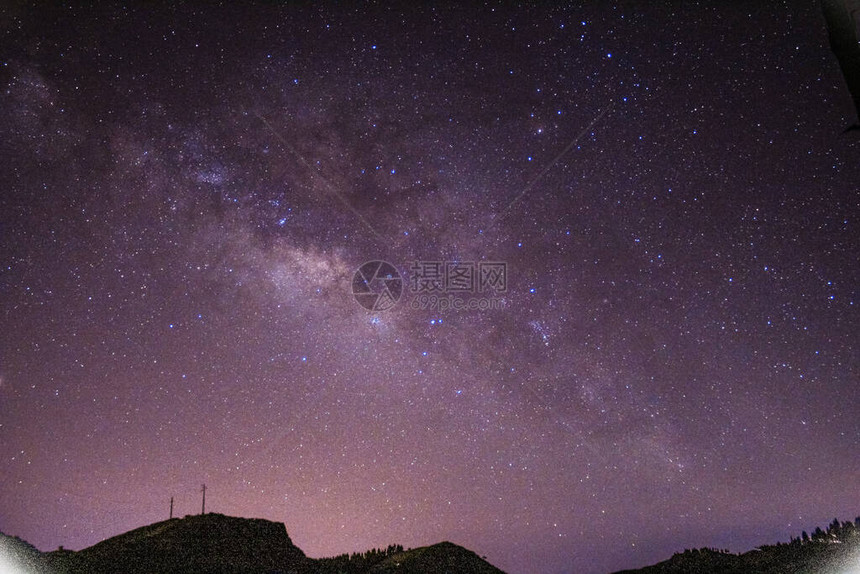 地平线上的银河系与木星和土星图片