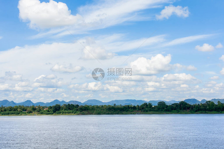 河流和环流积云在蓝图片