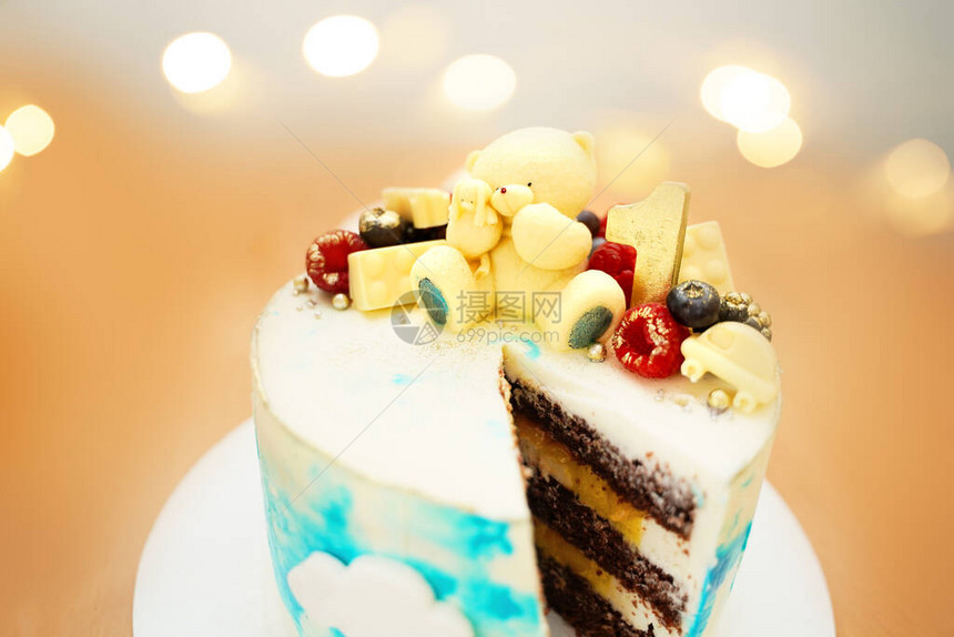 生日蓝蛋糕和蜡烛明亮的灯图片