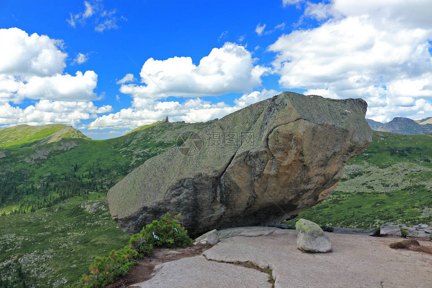 位于俄罗斯西伯利亚埃尔加基公园的一座大石头紧贴在山边的悬崖上图片