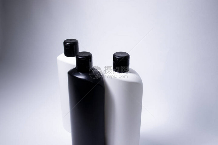 由三个白色和黑色洗发水瓶组成图片