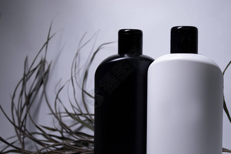 两个白色和黑色洗发水瓶的成分图片