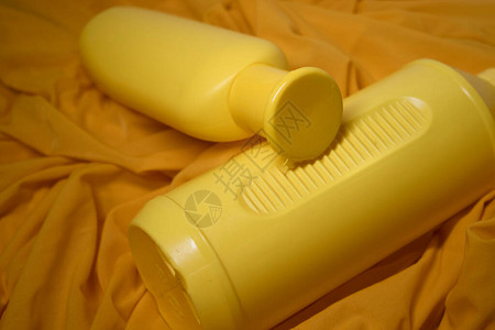 两个黄色洗发水瓶的成分图片