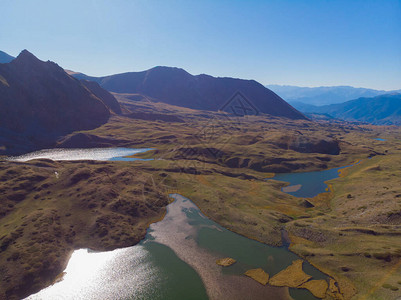 Savsat自然公园风景湖泊和山丘空中观察图片