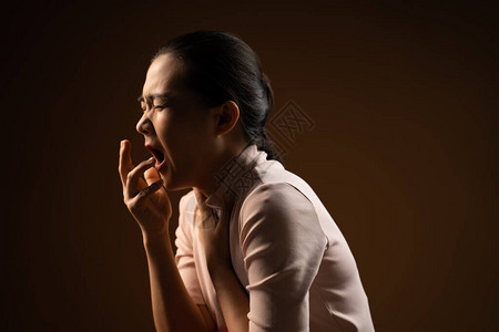 亚裔妇女喉咙痛咳嗽喷嚏和在蜜蜂背图片