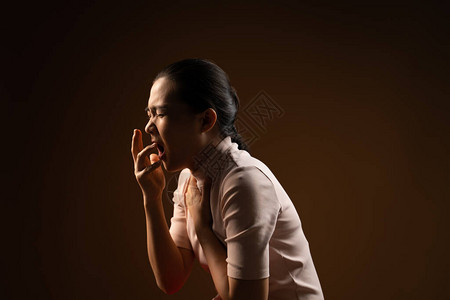 亚裔妇女喉咙痛咳嗽喷嚏和在蜜蜂背图片