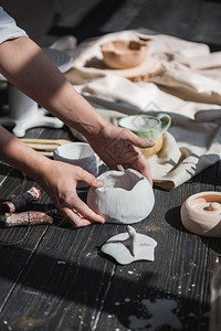 在她工作室做陶瓷碗的女制陶器匠熔化陶瓷图片