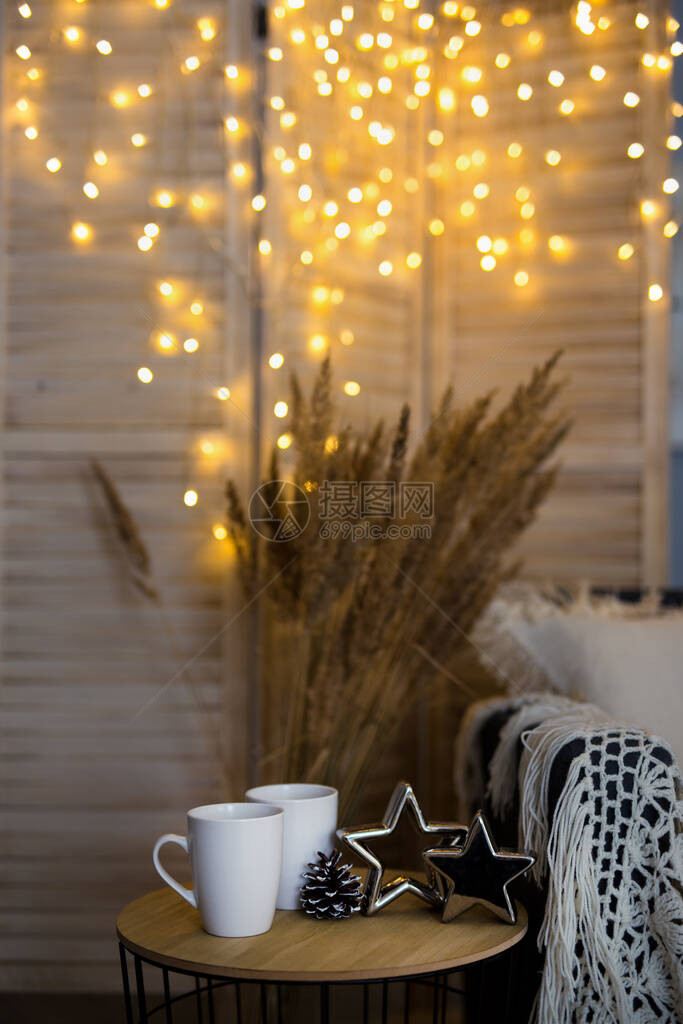 冬季背景两杯咖啡或茶放在装饰的客厅内图片