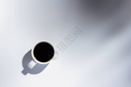 白色的杯子咖啡在浅色背景上图片