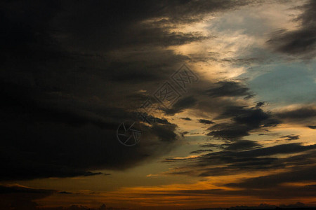 日落时多云的天空天质图片