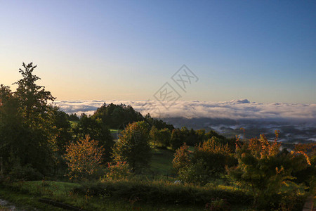 山中雾蒙的秋天早晨的景色图片