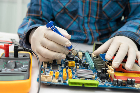 技术人员通过烙铁修复硬盘内部集成电路数据硬件技术人员图片