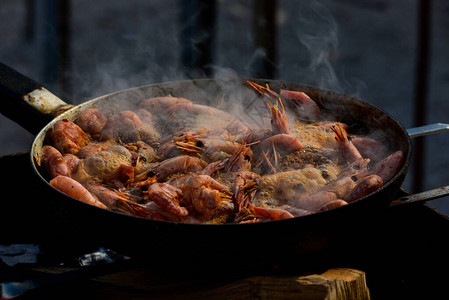 虾是用平底锅在火上煮熟的篝火海鲜图片