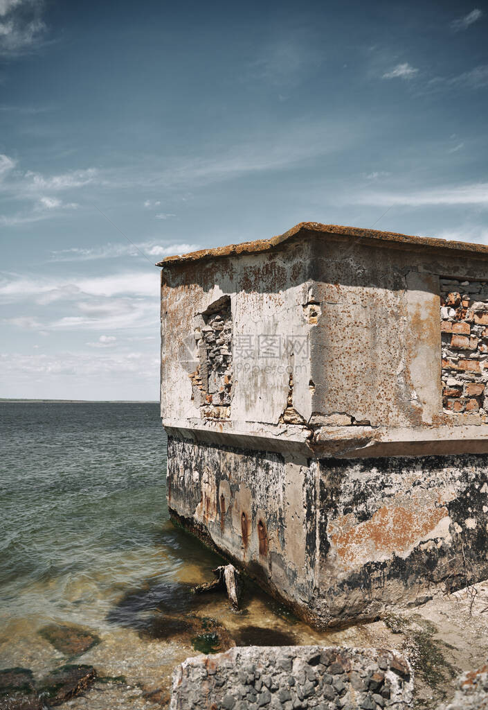 海边废弃的工业建筑被海水摧毁的图片