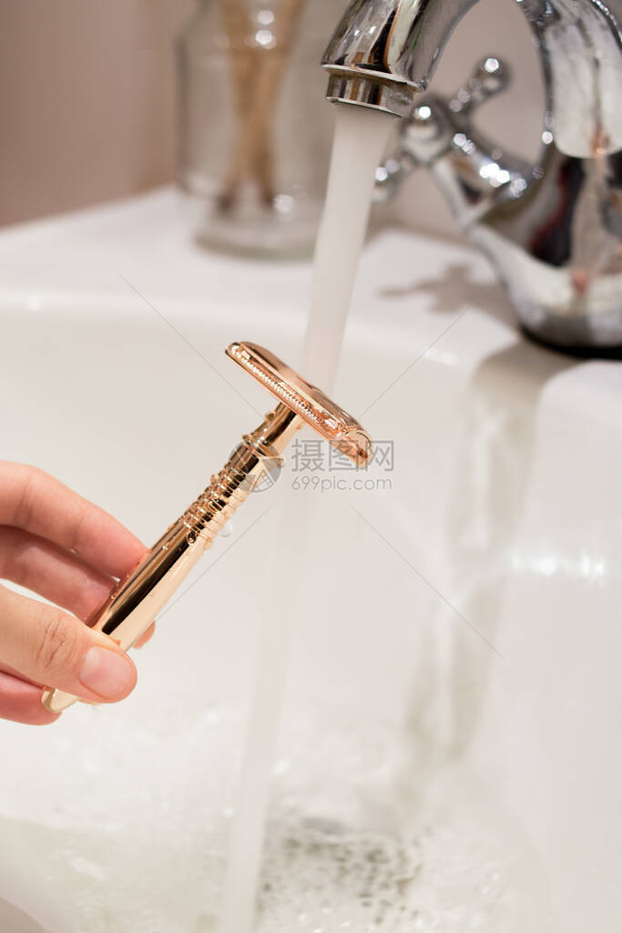 浴室里的女士安全剃须刀图片