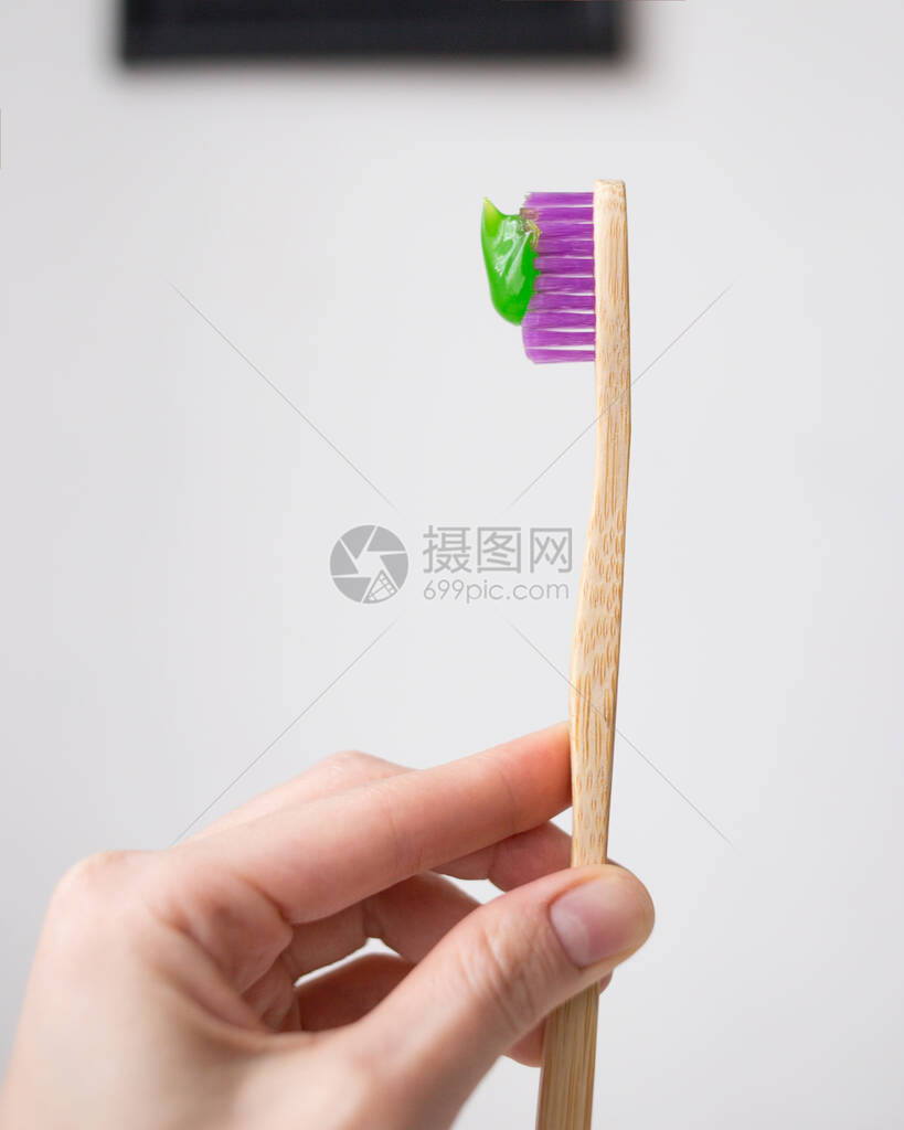 粉红色竹牙刷配绿色牙膏图片