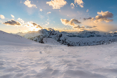 欧洲阿尔卑斯山的美丽雪寒冬风景图片