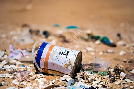 沙滩上有毒化学物的罐子海洋垃圾问题图片