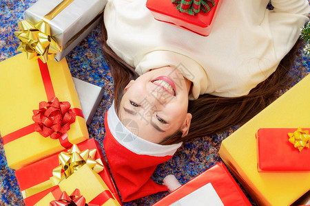 圣诞快乐和节日快乐的概念有礼物盒的愉快的女圣诞送礼节女在室内赠图片