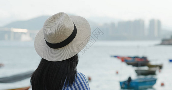 戴草帽看海的女人图片