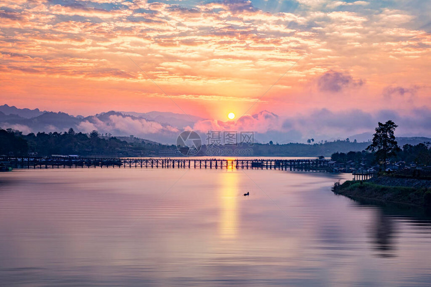 日出或晨光孟桥是长的木桥正式名称是阿塔努松桥2019年1月24日泰国北碧府SangkhlaBur图片
