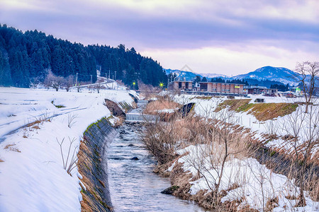 日本冬季冰雪覆盖的灌溉运河图片