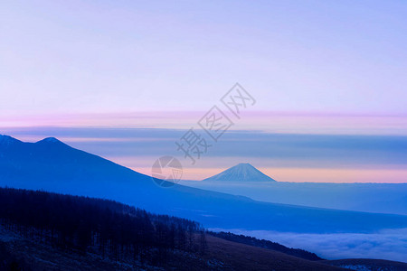 从长野的重要事物看早上的富士火山集会在日出时间的美丽的富士山与雾旅游图片