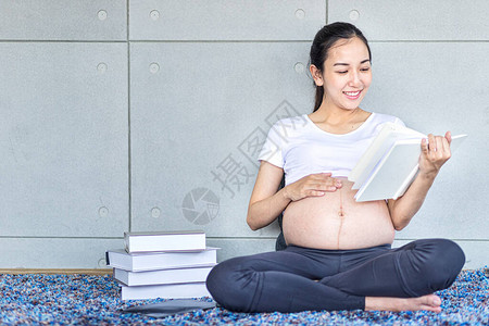 孕妇在看书图片