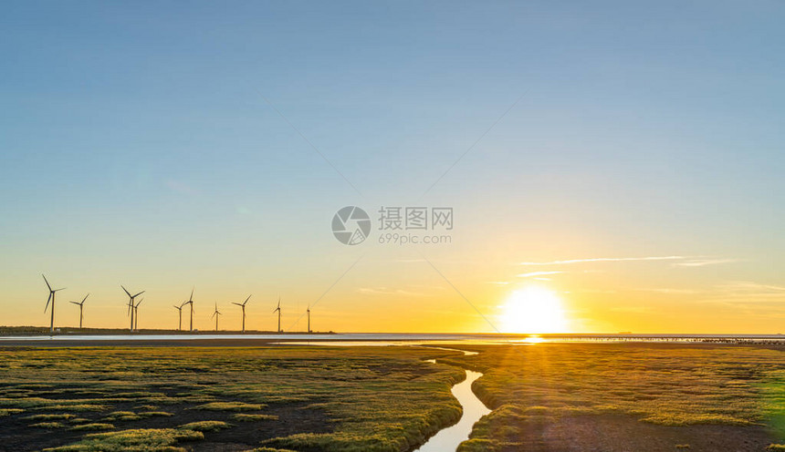 日落时高梅湿地风力涡轮机图片