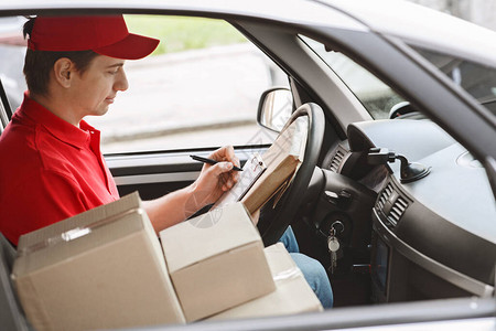 现代快件交付服务关于坐在车上的包件平板交货的Cour图片