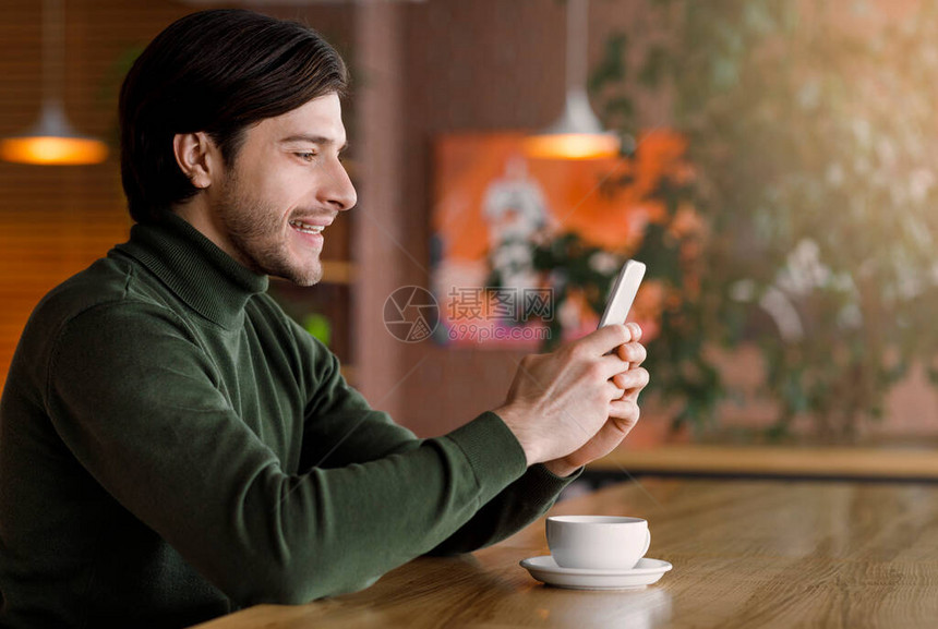 在咖啡馆喝咖啡时使用智能手机空间侧面观等图片